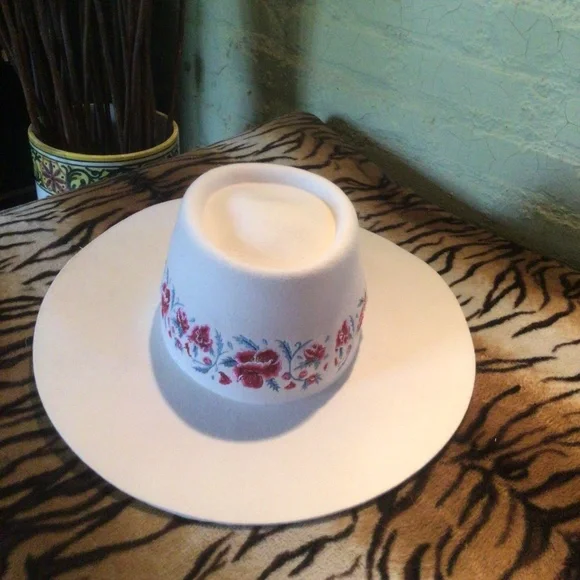 Wyeth | Accessories | New Wyeth Embroidered Frida Collab  display picture 3